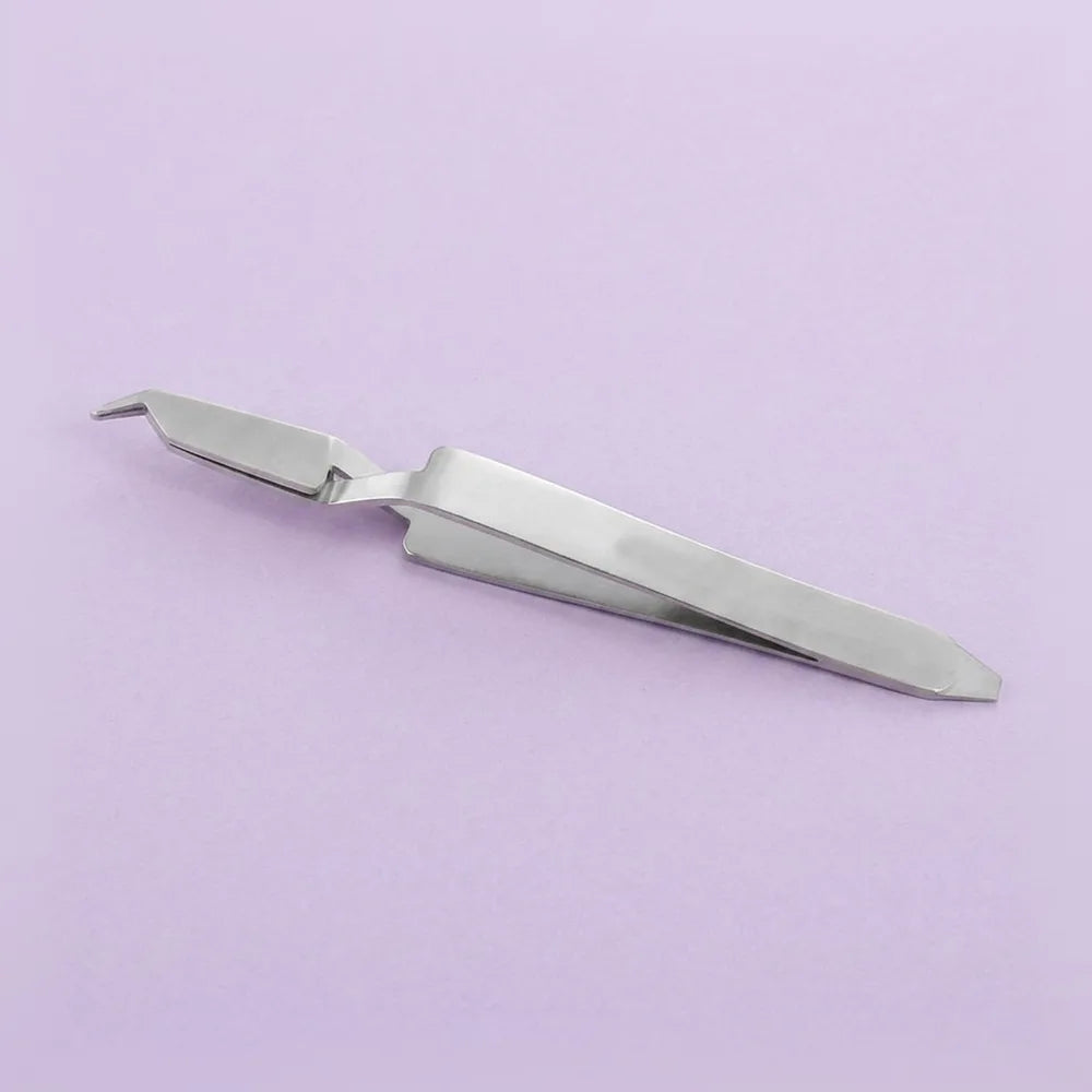 Buccal tweezers: tweezers shaped for positioning buccal tubes on molars during bonding